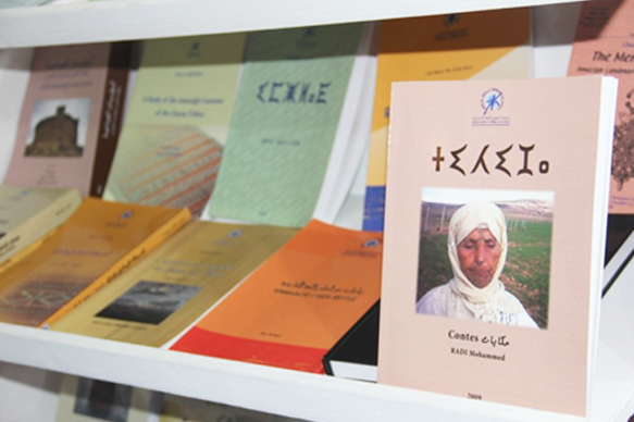 بعض إصدارات المعهد الملكي للثقافة الأمازيغية (الجزيرة)